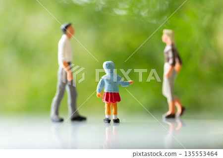孩子背對著父母站在中間 父母與子女 監護權 離婚 共同監護權 圖片 135553464