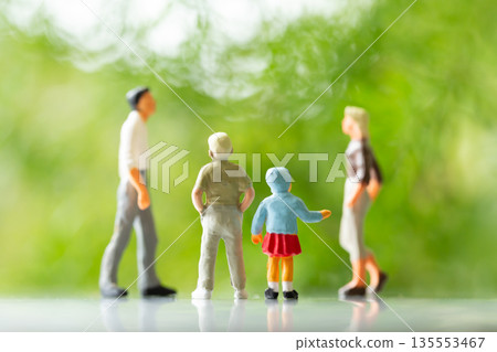 孩子背對著父母站在中間 父母與子女 監護權 離婚 共同監護權 圖片 孩子背對著父母站在中間 父母與子女 監護權 離婚 共同監護權 圖片 135553467