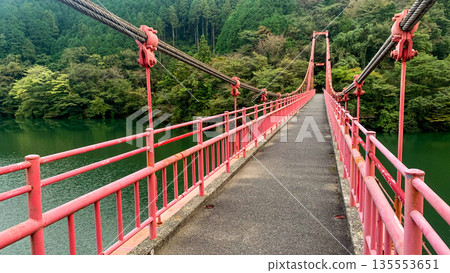 益渕水壩的紅色懸索橋 益渕水壩的紅色懸索橋 135553651