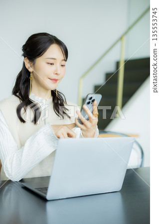 在咖啡館工作的女商人 135553745