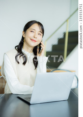 在咖啡館工作的女商人 135553751