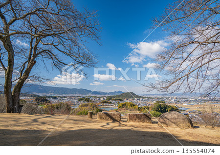從奈良縣飛鳥村飛鳥歷史公園天石丘陵地區的天石丘陵展望台眺望橛原市 從奈良縣飛鳥村飛鳥歷史公園天石丘陵地區的天石丘陵展望台眺望橛原市 135554074