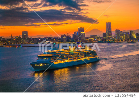 日本橫濱城市景觀,包括關內塔、飛鳥三號、富士山、關內町和港口未來。全景搖攝,最右側略有模糊。 日本橫濱城市景觀,包括關內塔、飛鳥三號、富士山、關內町和港口未來。全景搖攝,最右側略有模糊。 135554484