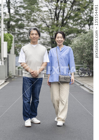 一對 50 多歲的夫婦對著鏡頭微笑 135554491