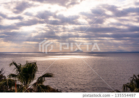 (Shizuoka Prefecture) National Route 135, overlooking the coastline below from Ogasaki Wing (crepuscular light) (Shizuoka Prefecture) National Route 135, overlooking the coastline below from Ogasaki Wing (crepuscular light) 135554497