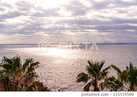 (Shizuoka Prefecture) National Route 135, overlooking the coastline below from Ogasaki Wing (crepuscular light) (Shizuoka Prefecture) National Route 135, overlooking the coastline below from Ogasaki Wing (crepuscular light) 135554500