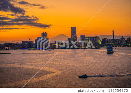 日本橫濱市景，包括飛鳥三號、富士山、關內町和港口未來。新高島位於右側背景。 135554570