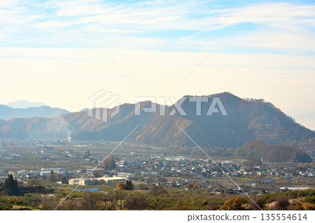 Morning mist spreading across the mountains and plains (Nagano Prefecture) 135554614
