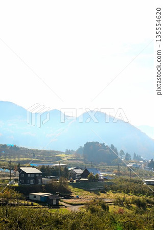晨霧籠罩山脈與平原(長野縣) 晨霧籠罩山脈與平原(長野縣) 135554620