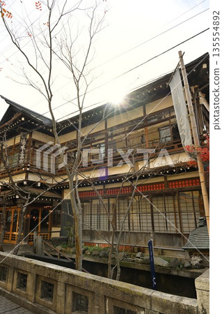 秋季澀溫泉的溫泉小鎮風光（長野縣山之內町） 135554892