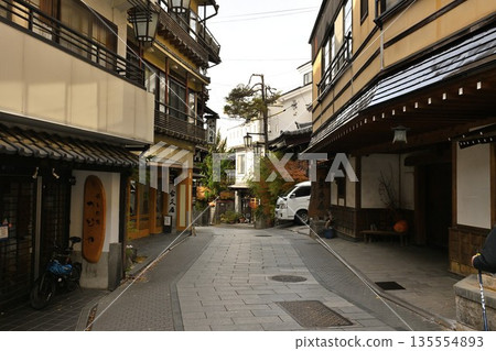 秋季澀溫泉的溫泉小鎮風光（長野縣山之內町） 135554893