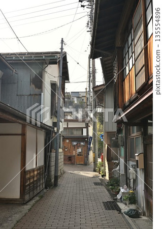 秋季澀溫泉的溫泉小鎮風光（長野縣山之內町） 135554896