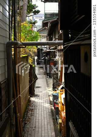 秋季澀溫泉的溫泉小鎮風光（長野縣山之內町） 135554901