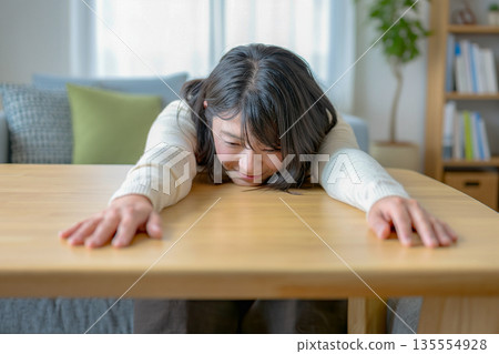 疲憊的女人和房間 疲憊的女人和房間 135554928
