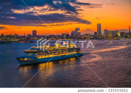 日本橫濱城市景觀,包括關內塔、飛鳥三號、富士山、關內町和港口未來。全景搖攝,最右側略有模糊。 日本橫濱城市景觀,包括關內塔、飛鳥三號、富士山、關內町和港口未來。全景搖攝,最右側略有模糊。 135555052