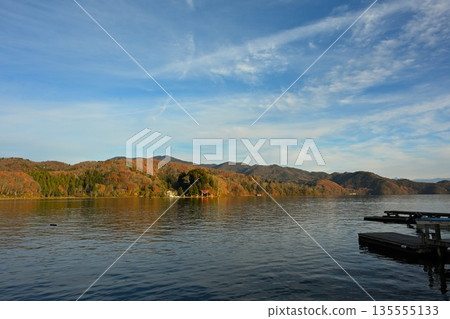 秋季的野尻湖和湖畔的秋葉(長野縣) 秋季的野尻湖和湖畔的秋葉(長野縣) 135555133