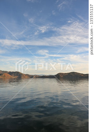 秋季的野尻湖和湖畔的秋葉(長野縣) 秋季的野尻湖和湖畔的秋葉(長野縣) 135555137