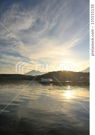 秋季的野尻湖和湖畔的秋葉(長野縣) 秋季的野尻湖和湖畔的秋葉(長野縣) 135555138