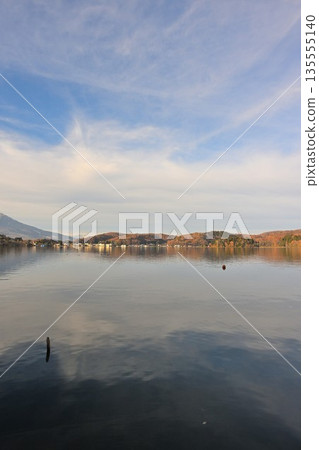 秋季的野尻湖和湖畔的秋葉(長野縣) 秋季的野尻湖和湖畔的秋葉(長野縣) 135555140