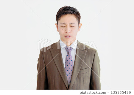 閉著眼睛思考的商人 閉著眼睛思考的商人 135555459