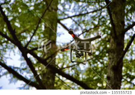 一架無人機飛過一片樹林（位於山梨縣山梨市三富川浦西澤谷附近） 135555723