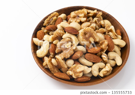木碗裡盛著綜合堅果 135555733