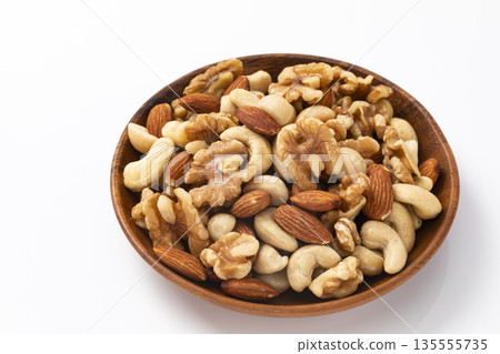 木碗裡盛著綜合堅果 135555735