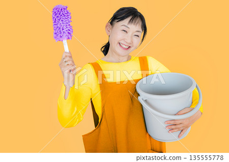 一位開朗的職業母親 一位開朗的職業母親 135555778