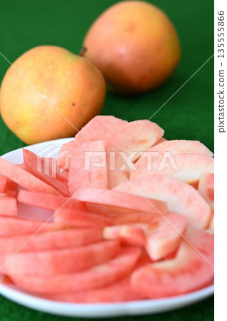 月紅蘋果，長野縣特產，盛於盤中（長野縣） 135555866