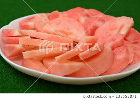 月紅蘋果,長野縣特產,盛於盤中(長野縣) 月紅蘋果,長野縣特產,盛於盤中(長野縣) 135555871