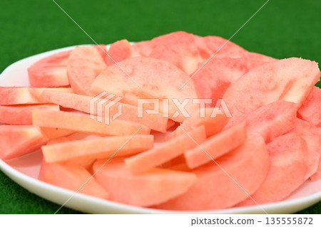 月紅蘋果，長野縣特產，盛於盤中（長野縣） 135555872