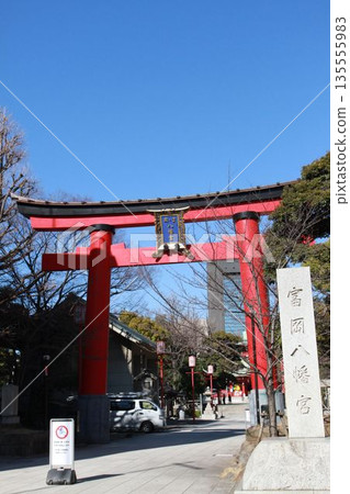 通往富岡八幡神社（深川八幡神社）主路上的大型鳥居 135555983