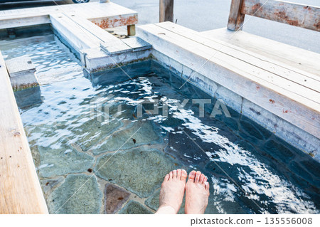 Soaking your feet in a foot bath in Hakuba Village Soaking your feet in a foot bath in Hakuba Village 135556008