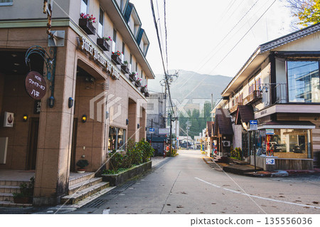 白馬山腳下巴士總站附近的城鎮景觀 白馬山腳下巴士總站附近的城鎮景觀 135556036