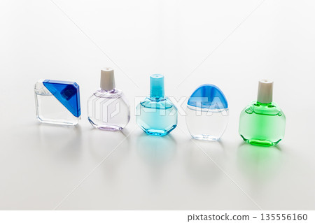 白色背景上的眼藥水 白色背景上的眼藥水 135556160