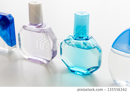 白色背景上的眼藥水 135556162