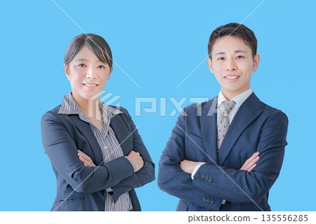 Blue background and male and female businessmen Blue background and male and female businessmen 135556285