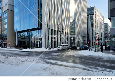 一月札幌大通西三丁目路口,積雪覆蓋著大通街。 一月札幌大通西三丁目路口,積雪覆蓋著大通街。 135556393