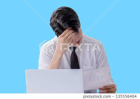 商人抱著他的頭 商人抱著他的頭 135556404