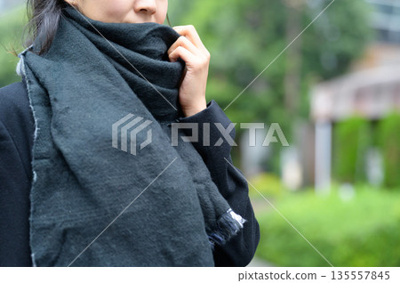 冬天,一位日本女性在城市裡圍著圍巾。 冬天,一位日本女性在城市裡圍著圍巾。 135557845