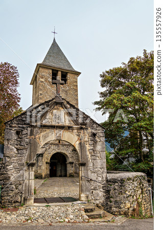 The village Lescun in the Aspe valley in Pyrenees, France surrounded by impressive mountains under a clear blue sky. 135557926
