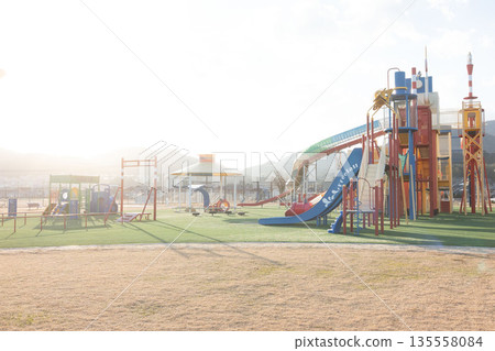 擁有大型遊樂設施、巨型滑梯和巨型攀爬架的公園 擁有大型遊樂設施、巨型滑梯和巨型攀爬架的公園 135558084