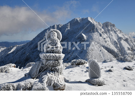 從阿彌陀山頂峰眺望赤岳。 從阿彌陀山頂峰眺望赤岳。 135558700
