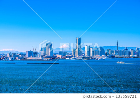 橫濱城市景觀 IIIII，在日本難得一見的景象…橫濱全景。兩艘日本豪華遊輪“飛鳥二號”和“飛鳥三號”，背景是富士山。邁向豪華遊輪時代。 135559721