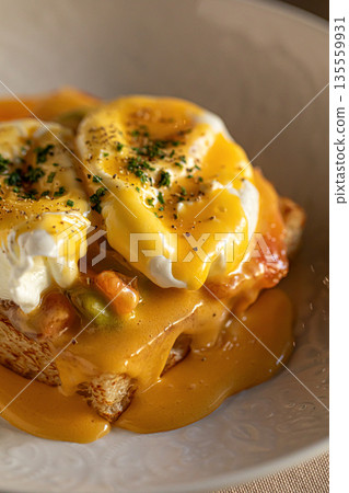 Eggs benedict with hollandaise sauce 135559931