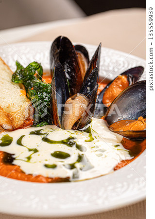 Mussels in creamy sauce with toasted bread 135559939