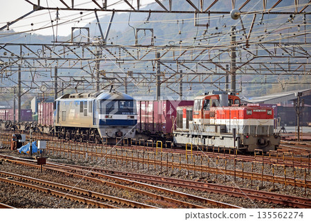 東海道幹線 相模貨運 JR 貨運 DE11-2003(新鶴見) EF210-115(吹田) 東海道幹線 相模貨運 JR 貨運 DE11-2003(新鶴見) EF210-115(吹田) 135562274
