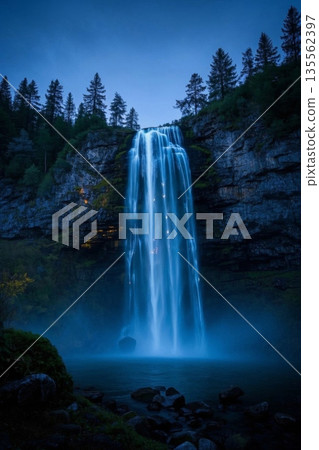 夜晚森林中的壮丽瀑布景观 135562397