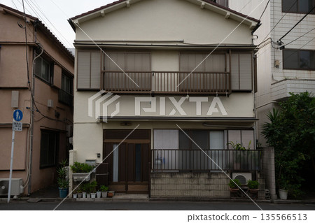 Japanese old wooden two-story apartment / narrow house / detached house / Showa architecture 135566513