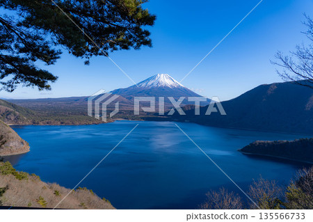 [Mount Fuji Material] Mount Fuji and Lake Motosu depicted on the 1,000 yen bill as seen from Nakanokura Pass [Yamanashi Prefecture] 135566733
